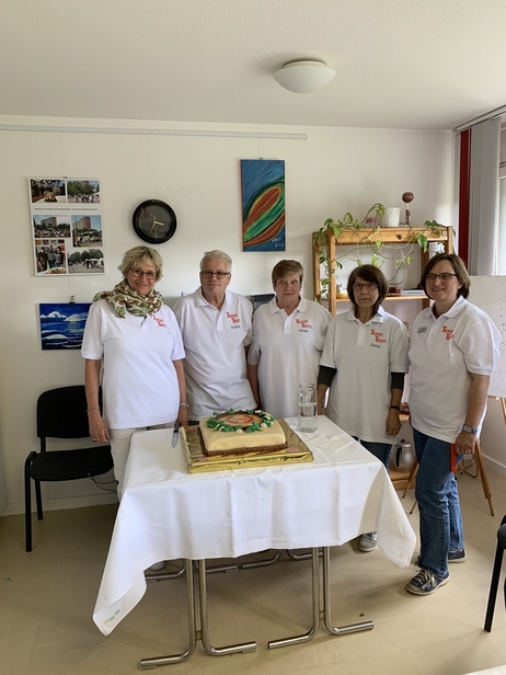 Ein Teamfoto der ehrenamtlich engagierten Menschen mit den Ansprechpartnerinnen des Nachbarschaftsbüros und der TRAVE. Ein Teamfoto der ehrenamtlich engagierten Menschen mit den Ansprechpartnerinnen des Nachbarschaftsbüros und der TRAVE.