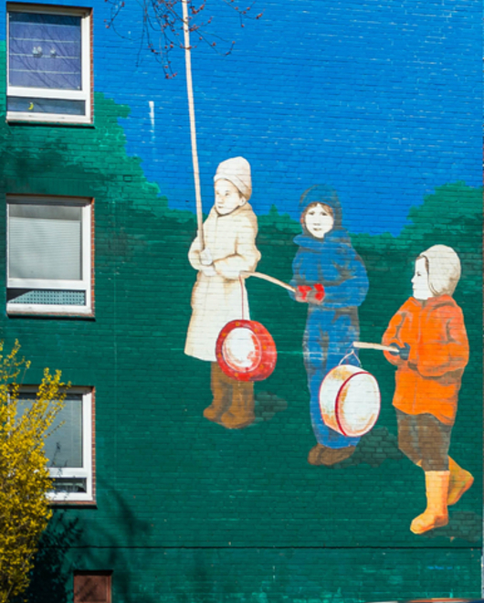 Detail aus dem "Laternenumzug": Kinder halten Laternen.