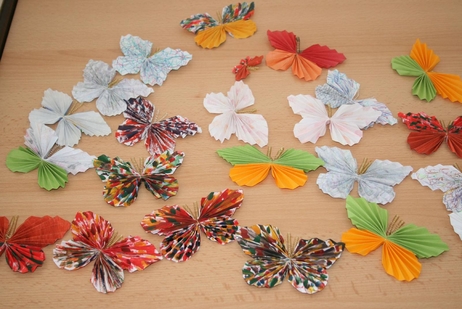 Viele bunte Schmetterlinge, die aus Papier gebastelt wurden. Viele bunte Schmetterlinge, die aus Papier gebastelt wurden.
