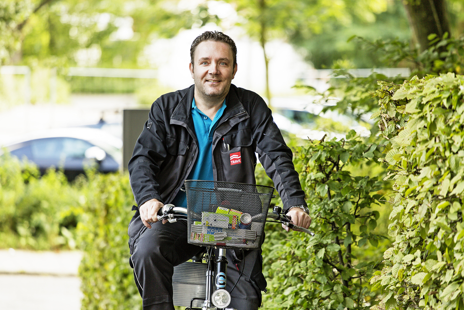 Ein Hauswart der TRAVE auf seinem Dienstrad. Ein Hauswart der TRAVE auf seinem Dienstrad.