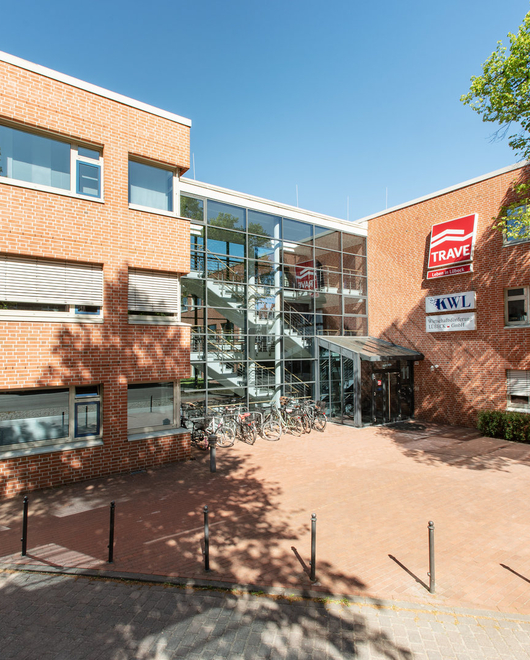 Der Eingangsbereich der Geschäftsstelle in der Falkenstraße 10 in Lübeck von der Straßenseite aufgenommen. Der Eingangsbereich der Geschäftsstelle in der Falkenstraße 10 in Lübeck von der Straßenseite aufgenommen.