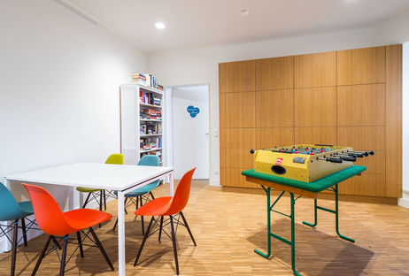 Ein Raum im Quartiershaus "Middenmang" mit Bücherregal, Tisch mit bunten Stühlen und Tischkicker Ein Raum im Quartiershaus "Middenmang" mit Bücherregal, Tisch mit bunten Stühlen und Tischkicker