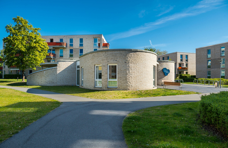 Das Quartiershaus Middenmang Das Quartiershaus der TRAVE hat eine besondere Form. Es befindet sich mitten im Quartier Tannenbergstraße/Tilsitstraße in Kücknitz.