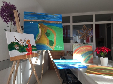Selbst gemalte Bilder im TRAVE-Treff. Selbst gemalte Bilder im TRAVE-Treff.