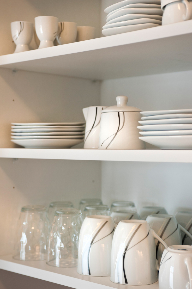 Gläser und Geschirr im Küchenschrank.