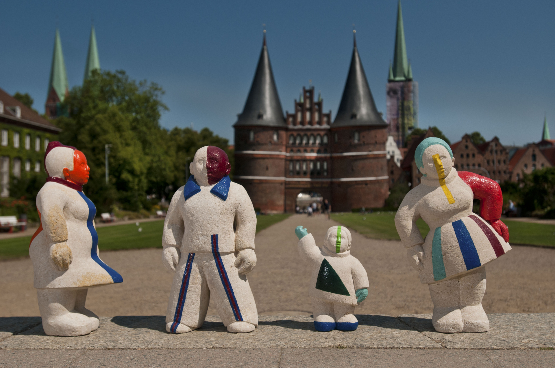 Die vier Figuren des Kunstwerkes "Moislinger Gesellschaft" vor dem Holstentor. Die vier Figuren des Kunstwerkes "Moislinger Gesellschaft" von Bettina Thierig vor dem Holstentor. Die Figuren symbilisieren die Vielfalt der Mieterinnen und Mieter der TRAVE.