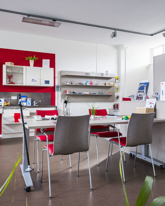 Bild vom Ausstellungsraum in der Wohnberatungsstelle. Der Ausstellungsraum in der Wohnberatungsstelle mit verschiedenen Optionen zur barrierefreien Ausstattung der Wohnung und Hilfsmitteln.