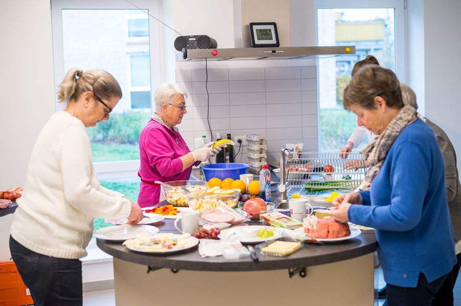 Ehrenamtliche bereiten in der Küche den beliebten Brunch für die Nachbarschaft vor.