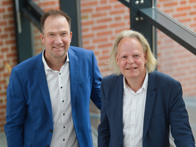 Foto der beiden Geschäftsführer, links Sebastian Weist, rechts neben ihm Dr. Matthias Rasch.