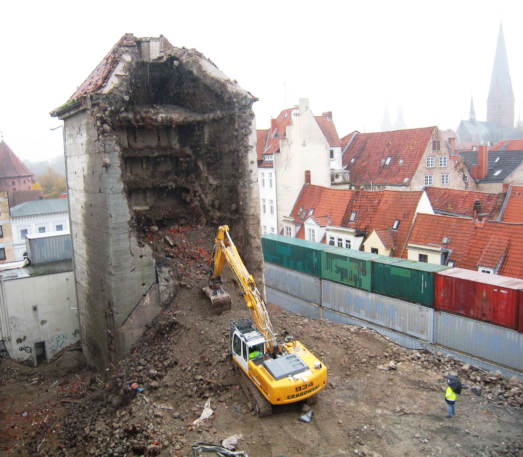 Mit schwerem Gerät  mitten in der Altstadt – der Abbruch des Aalhofbunkers war ein schwieriges Unterfangen.