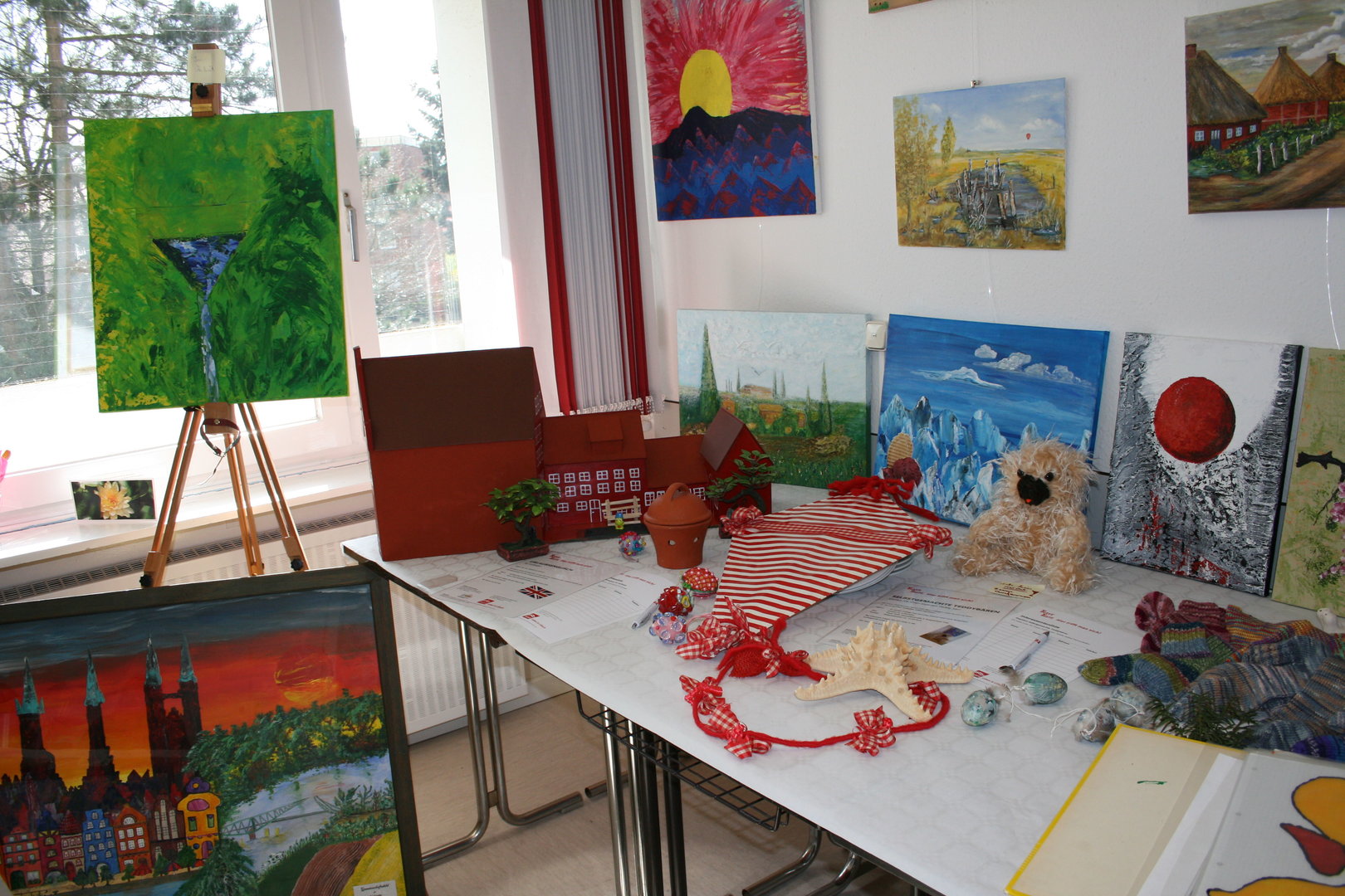 Ausstellung von selbst gemalten Bildern und Bastelarbeiten im Trave-Treff